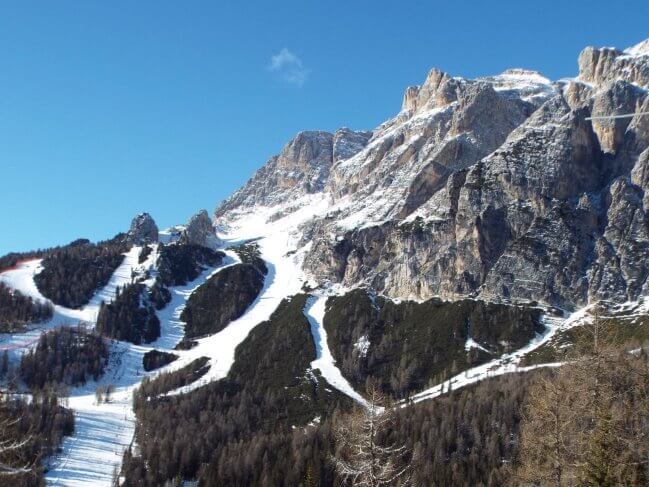 Skipass Cortina: cadono i primi fiocchi di neve e per non farsi trovare impreparati è corsa ai biglietti stagionali, sconti per gli studenti bellunesi