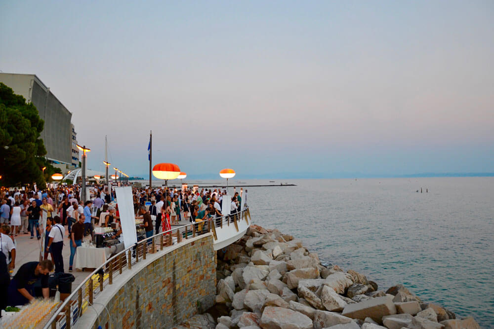 Martedì 30 e mercoledì 31 luglio 2019  Duplice appuntamento sulla passeggiata a mare di Grado  con le Cene spettacolo di Friuli Venezia Giulia Via dei Sapori
