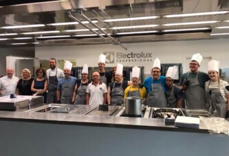 Lezione di cottura all’Electrolux Professional per alcuni ragazzi con disabilità della OSF