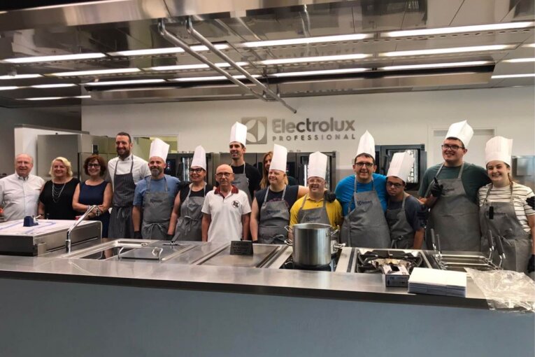 Lezione di cottura all’Electrolux Professional per alcuni ragazzi con disabilità della OSF