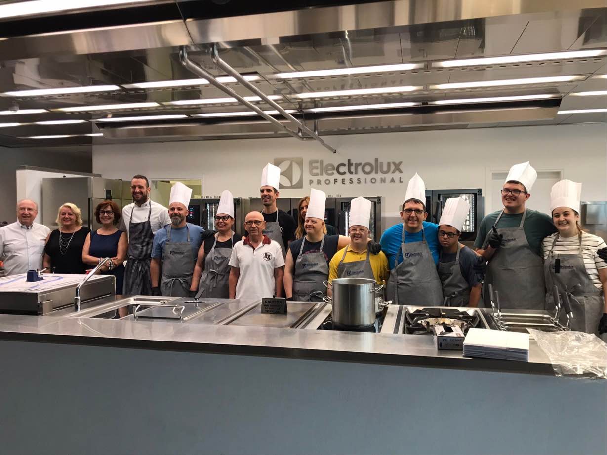 Lezione di cottura all’Electrolux Professional per alcuni ragazzi con disabilità della OSF